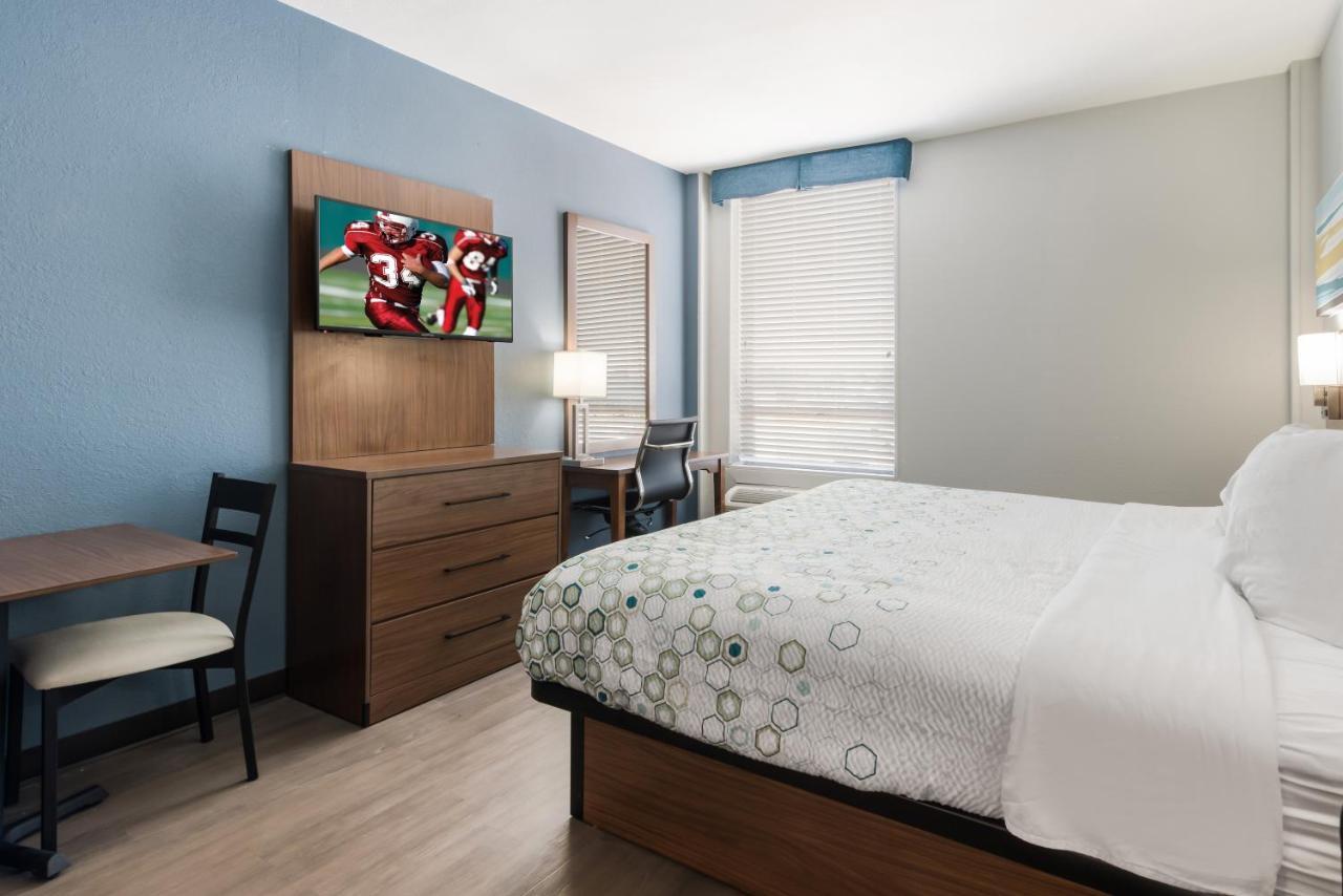 Hometowne Studios By Red Roof Newport News - Hampton West Eksteriør bilde